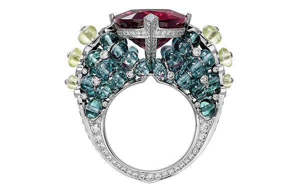 15.05ct的枕形切割红碧玺，点缀蓝色碧玺珠、金绿宝石珠、方形切割和圆形切割钻石