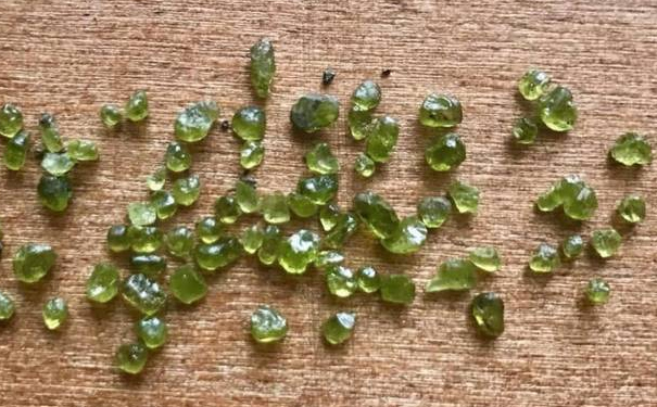 火山喷出宝石雨