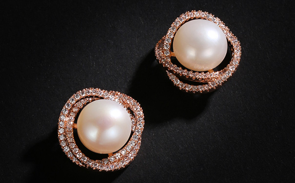 珍珠耳钉适合什么人戴