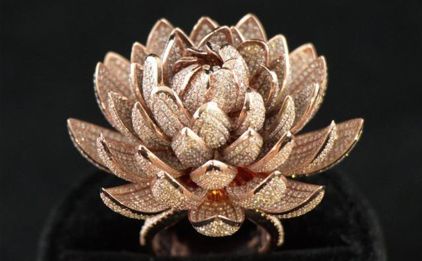 戒指的灵感源自印度国花