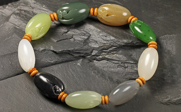 和田玉的什么颜色最好