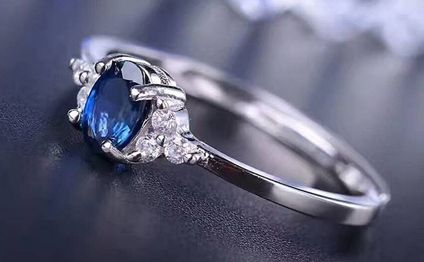 蓝宝石戒指