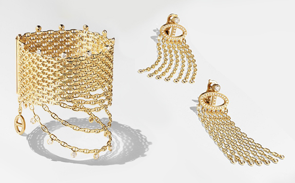  金质手链和耳坠