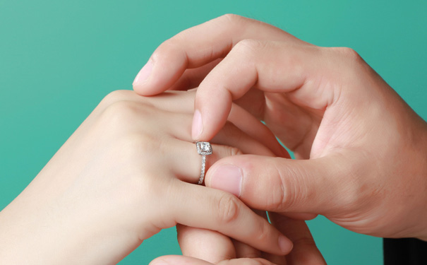 佩戴公主方钻戒