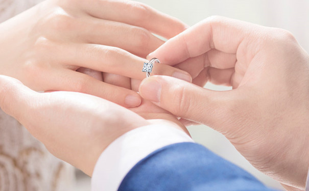 佩戴公主方钻戒