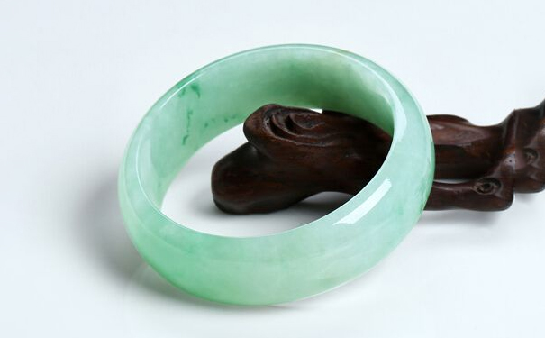 翡翠和玉哪个值钱