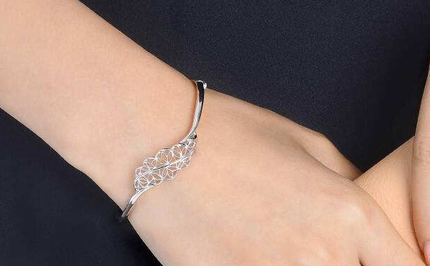 佩戴在手上的白金手镯