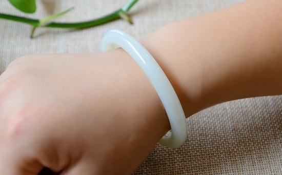佩戴白玉手镯