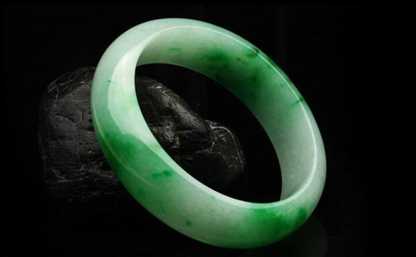 如何挑选翡翠手镯？