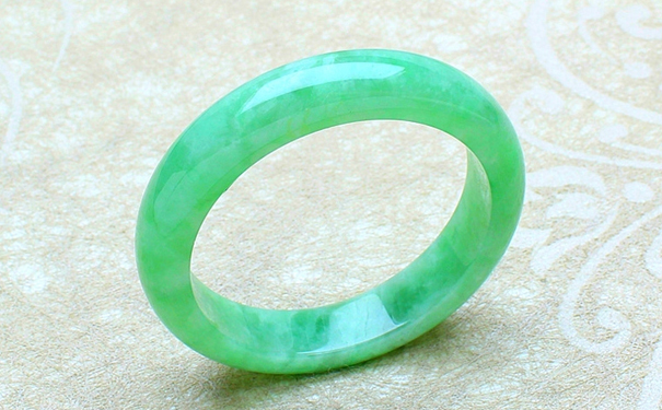 一万左右冰种翡翠手镯好不好？