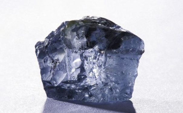 一枚122克拉的蓝宝石