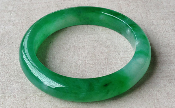 一只翡翠手镯价格大概是多少？ 