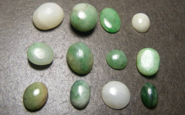 不透明的白翡翠