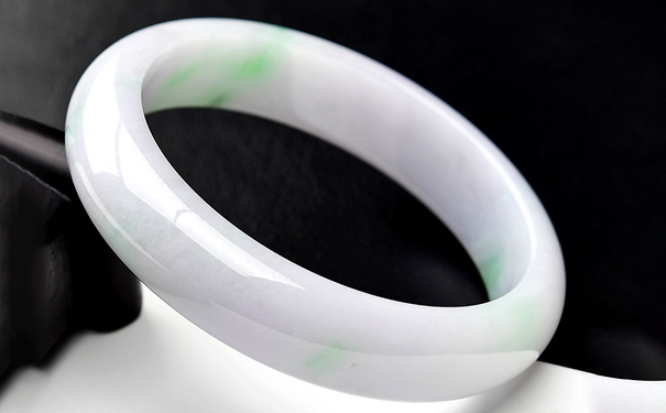 不透明的白翡翠值钱吗