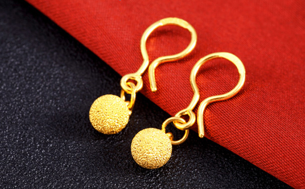 黄金耳环多少钱一对