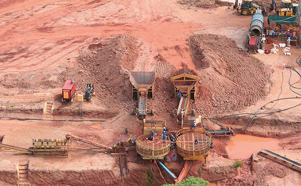 莫桑比克 Montepuez 矿区的一处开采平台 莫桑比克 Montepuez 矿区的一处开采平台