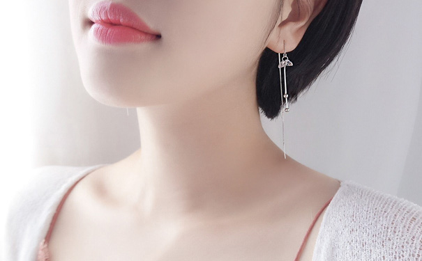 佩戴银耳环