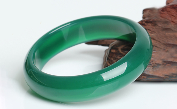 东陵玉手镯贵不贵