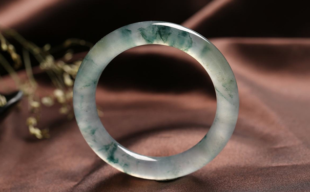 如何挑选翡翠手镯