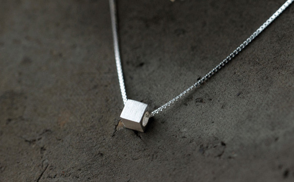 拉丝方块锁骨链