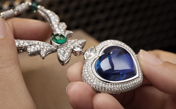 明亮的心形坦桑石