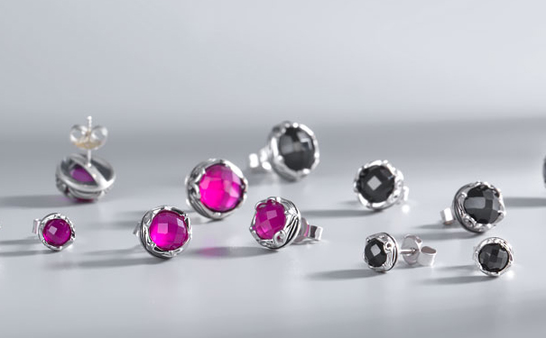 四十岁带耳环还是耳钉好一些？