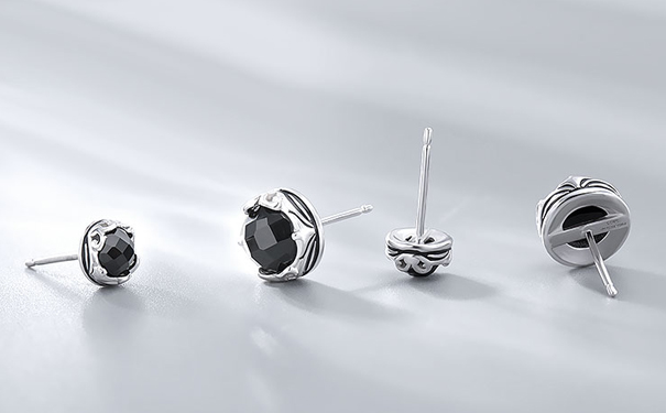 四十岁带耳环还是耳钉