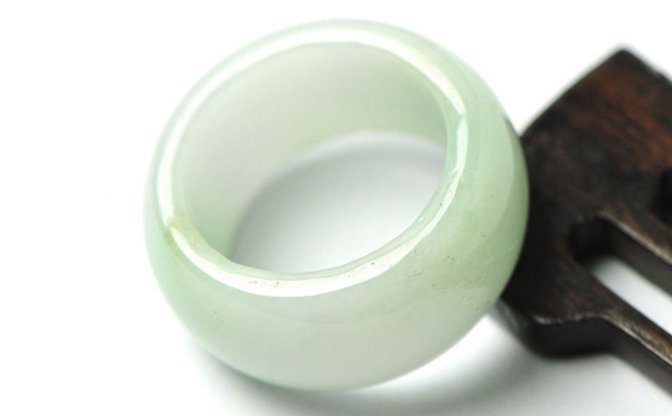 翡翠手镯值钱吗