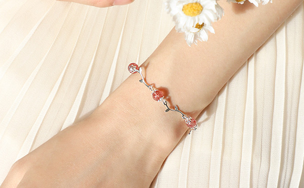 佩戴粉水晶手链