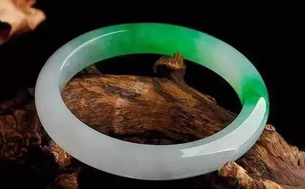 翡翠手镯的颜色