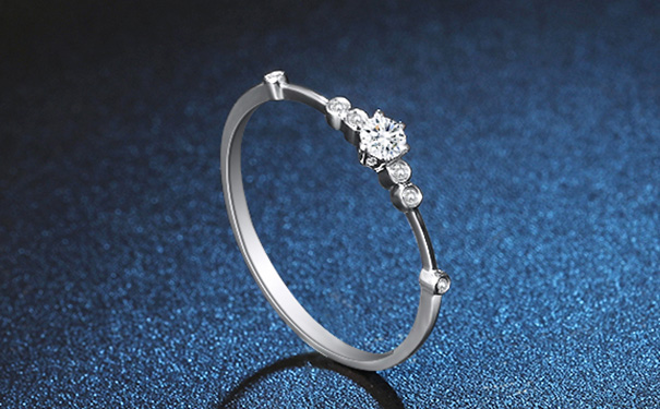 日常佩戴的钻石女戒