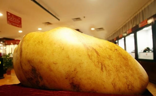 和田玉玉王重达146公斤