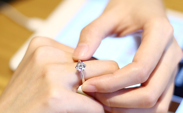 结婚钻戒多少钱比较合适