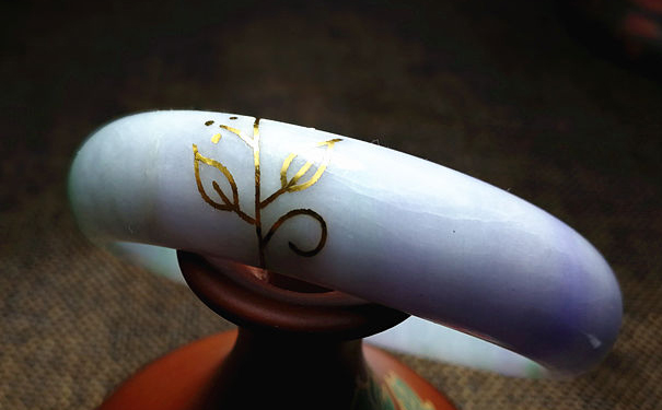 翡翠有裂痕能买吗