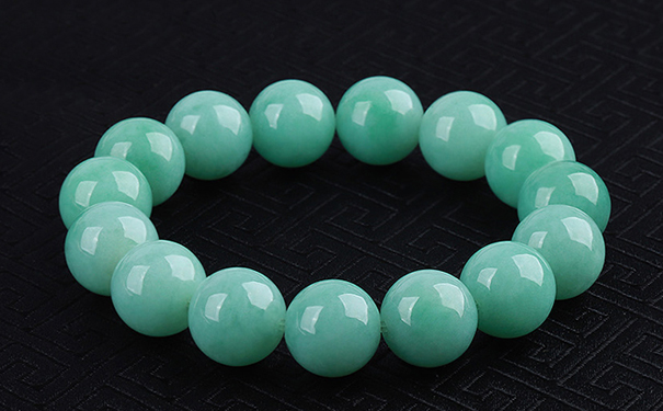 天然形成的翡翠