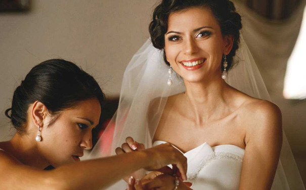 伴娘帮新人佩戴首饰