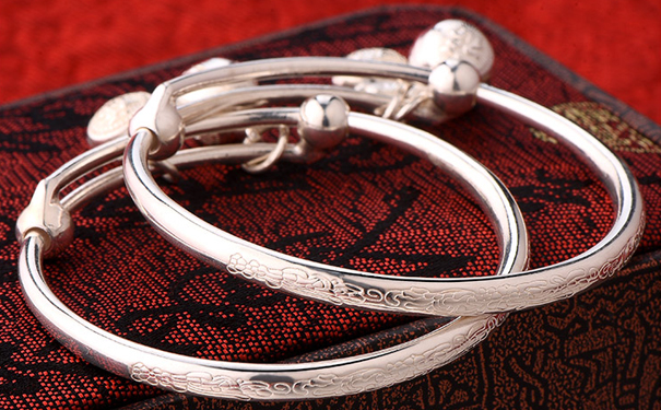 银手镯带哪只手