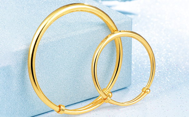 光面的黄金手镯老气吗？