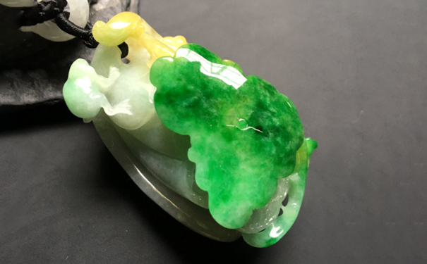 三色翡翠首饰的价格贵吗