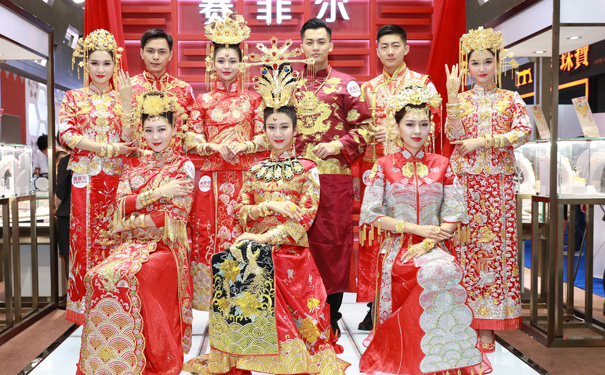 往届万足金婚纱