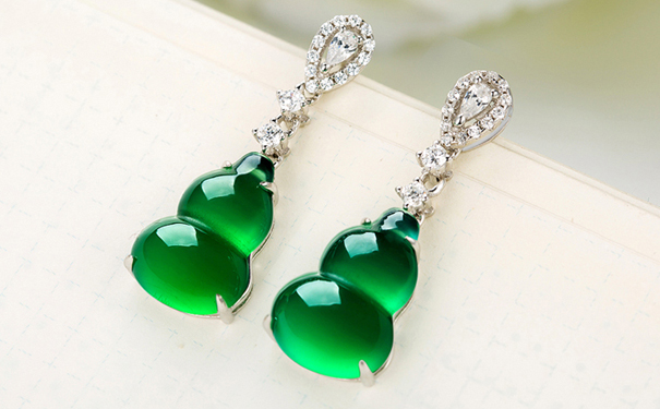 关于翡翠耳环