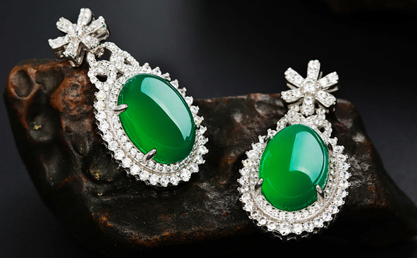 翡翠耳环的搭配