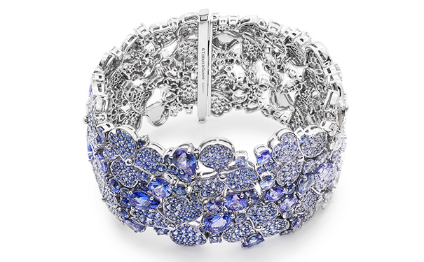 3片铂金花瓣构成