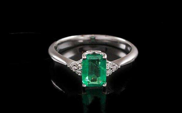 祖母绿宝石戒指