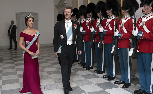 丹麦「玛丽王妃」佩戴 Mauboussin 蓝宝石珠宝出席丹麦举行的国宴