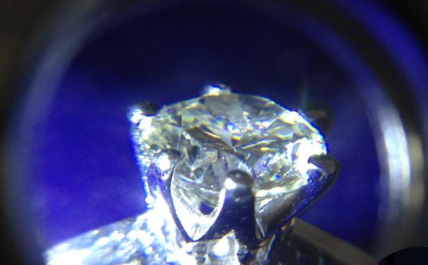 放大镜下的钻石