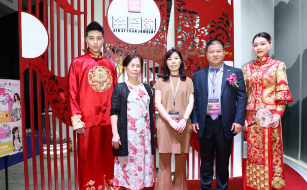德诚集团董事长陈德官、副董事长陈云玉与康惠芳大师共同发布非遗潮绣纯金线嫁衣
