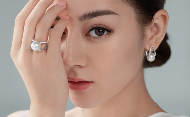 迪丽热巴佩戴御木本珍珠