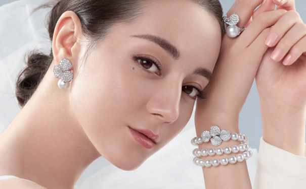 迪丽热巴广告拍摄