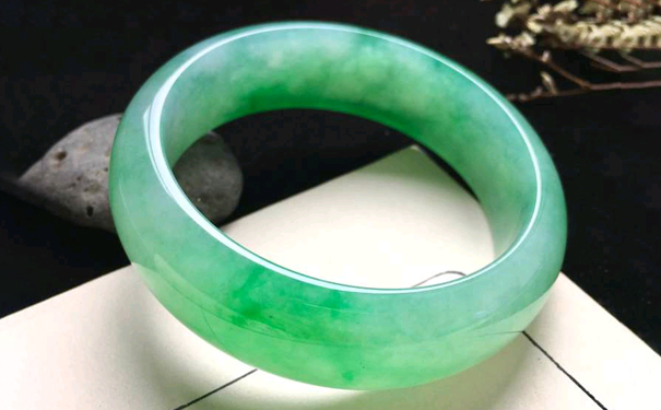 2000左右的翡翠手镯怎么样